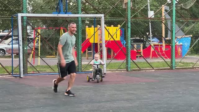 Катаемся и бегаем на спорт площадке