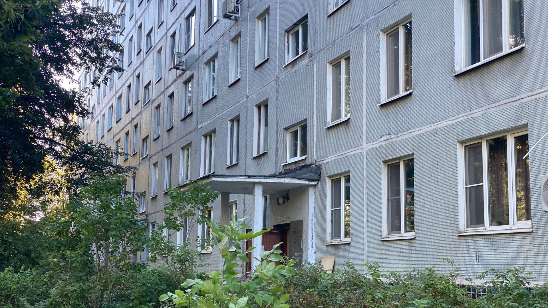 В округе Пушкинский продолжается ремонт подъездов