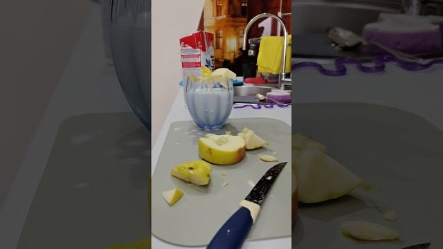 готовим коктейль для мамы