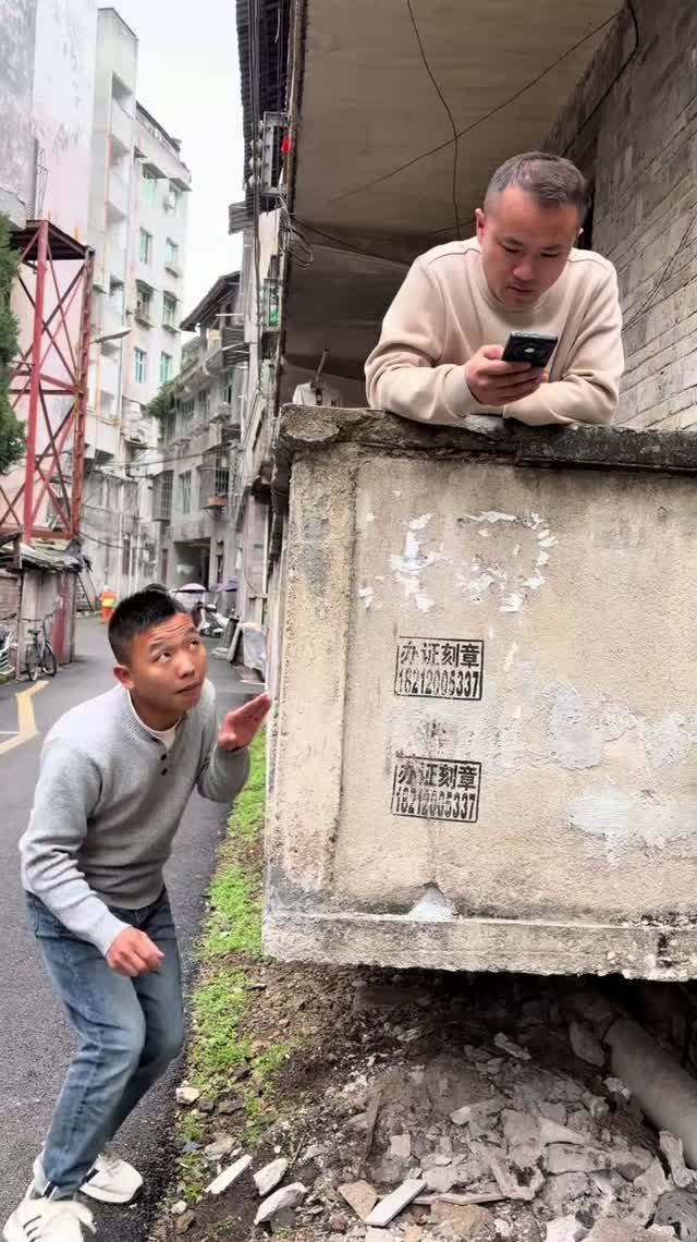 Видео с смешными розыгрышами среди друзей 😂