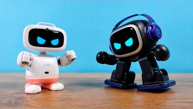 Новый робот AIBI чуть не подрался с роботом Emo!