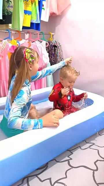 Диана и Оливер веселятся в бассейне