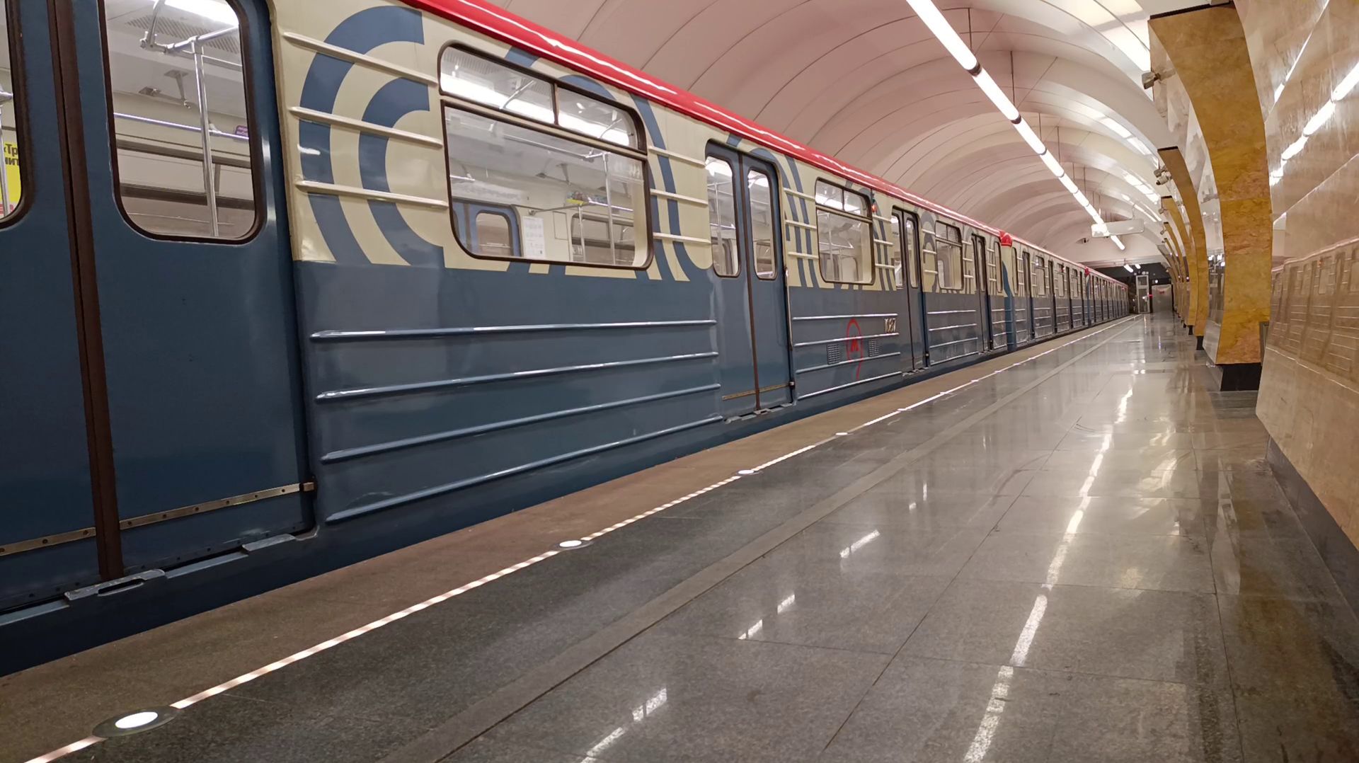 Метро Москвы | Столица России город герой Москва самый красивый метрополитен в мире и поезд Москва