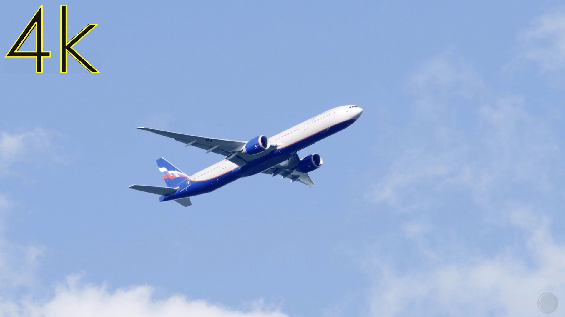 Boeing 777-300ER красиво пролетает (4К/60 FPS)