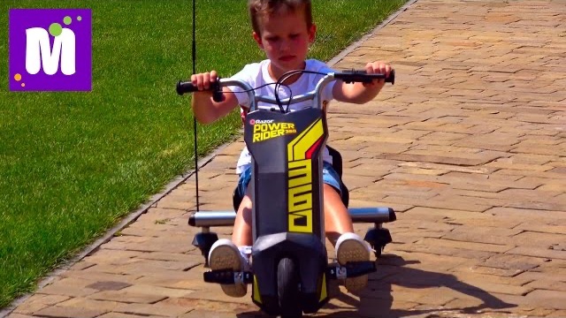 Макс делает Полицейские развороты на машинке Razor Power Rider 360 и Папа на скейте Разор RipSurf