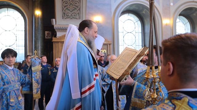 Сотрудники МЧС встретили важную для них дату на молебне в главном храме Рязани. 2026 г.