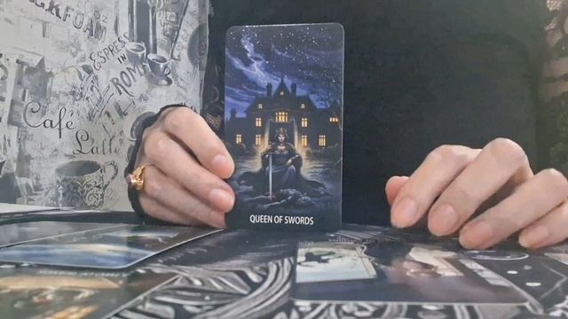 Каковы истинные причины его поведения? Расклад Таро