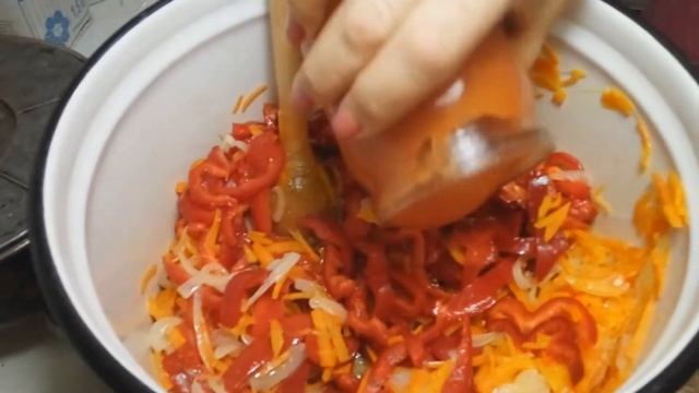 Салат из перца, моркови и лука с консервацией на зиму