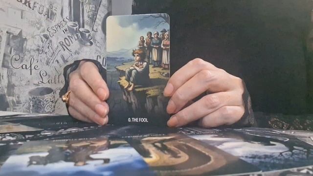 Любовный треугольник. Кого он любит? Расклад Таро