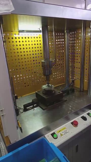 Сервомеханический пресс с ЧПУ в работе - сборка водяного насоса