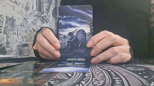 Будет ли он мириться первым? Расклад Таро