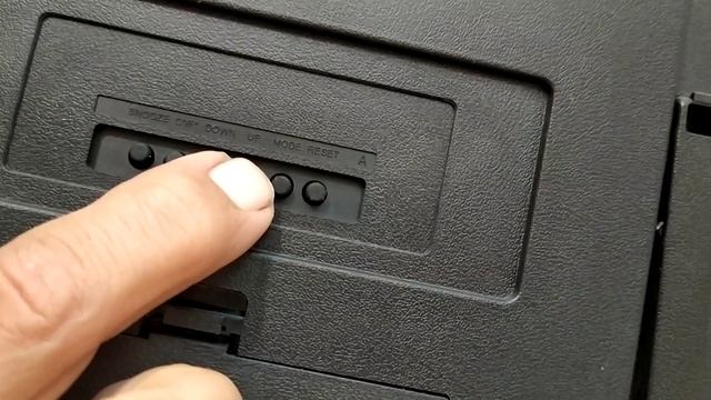 Часы электронные с цифровой индикацией как заменить батарейки и установить время и дату