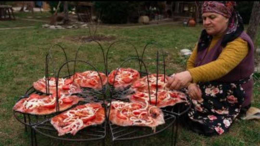Готовим свежего карпа в подземном тандыре — настоящий деревенский вкус 🔥🐟
