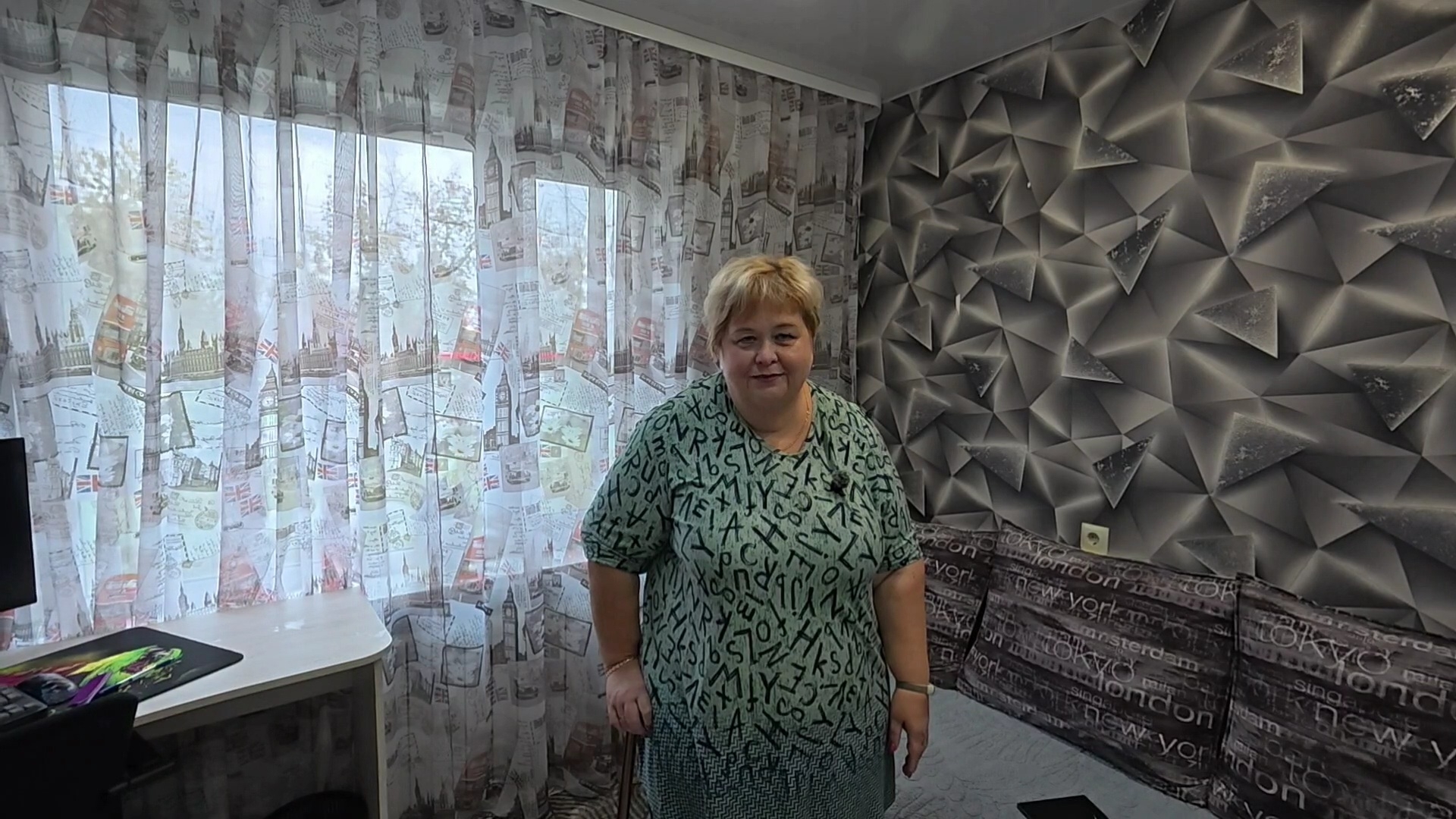 ⁣Домашние дела : режем шторы , я шью, Сафар моет окна ,вешает шторы.