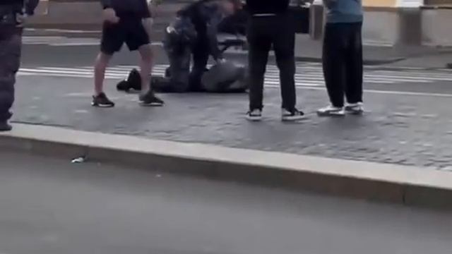 В Петербурге прохожий помог Росгвардии задержать мужчину с огромным ножом.

Мужчина ходил с лезвием