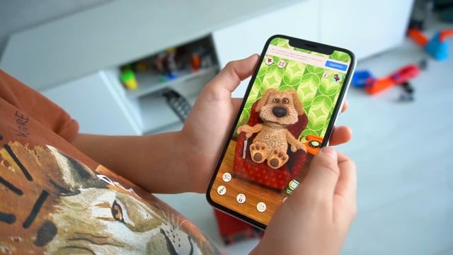 Марк играет с техникой, и машины ему помогают