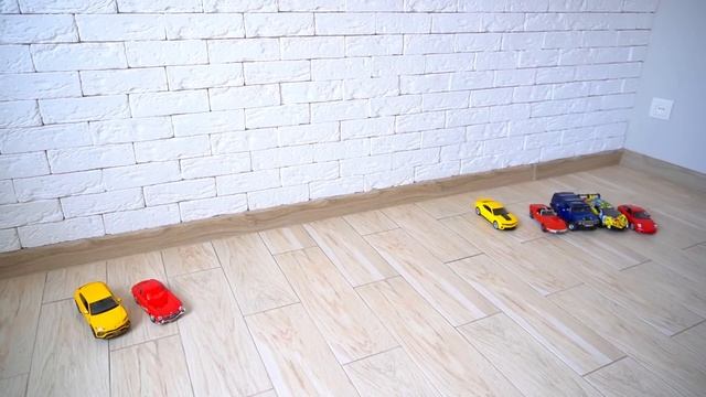 Марк помогает своим любимым машинам выпутываться из неприятностей
