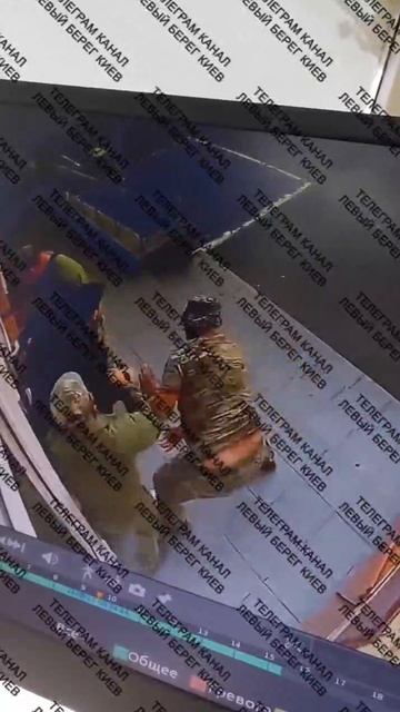 В Киеве группа ТЦКшников догнала очередного бедолагу у дверей магазина и уволокла в бусик.