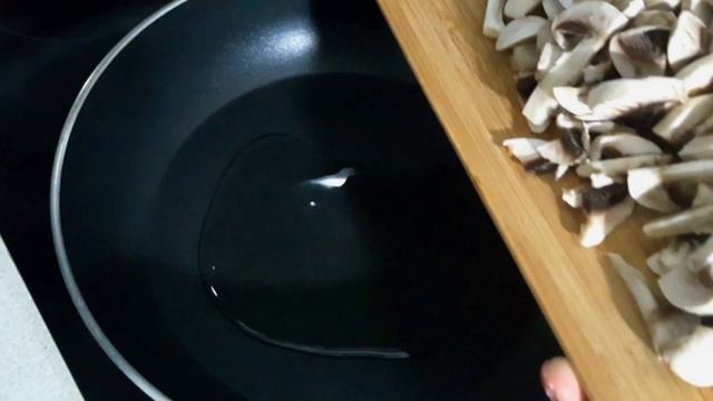 Сытный салат с курицей и грибами на каждый день