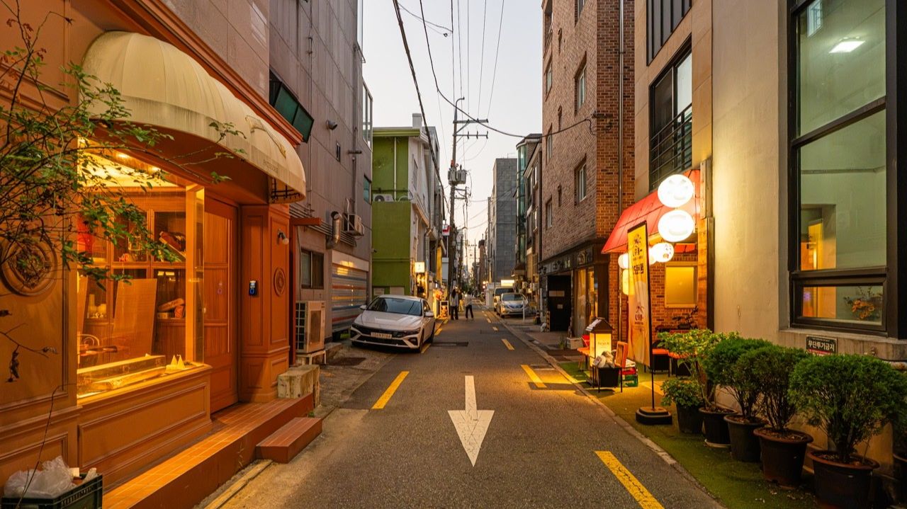 Seoul Night Walk  Hongdae Street To Gyeongui Line Forest Cafe Alleys Relaxing Ambience