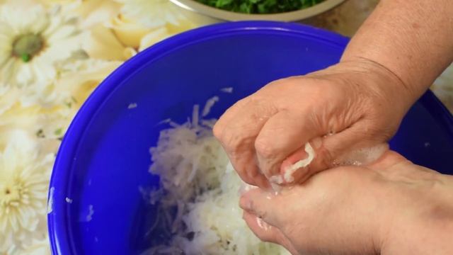 Витаминный салат из редьки с морковью, яблоком и перцем по бабушкиному рецепту
