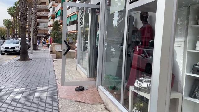 ПРИЕХАЛ СКОРОСТНОЙ СКУТЕР. К НЕМУ НАДО СТРАХОВКУ, НОМЕРА, ШЛЕМЫ. САЛОУ - БАРСЕЛОНА, ПОЛ ЧАСА ЕЗДЫ.