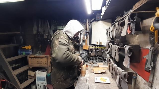 Посылки с топорами