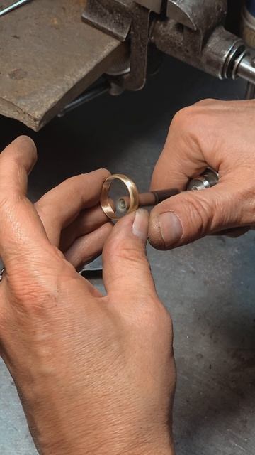 Частичка процесса создания классического обручального кольца из золота😇