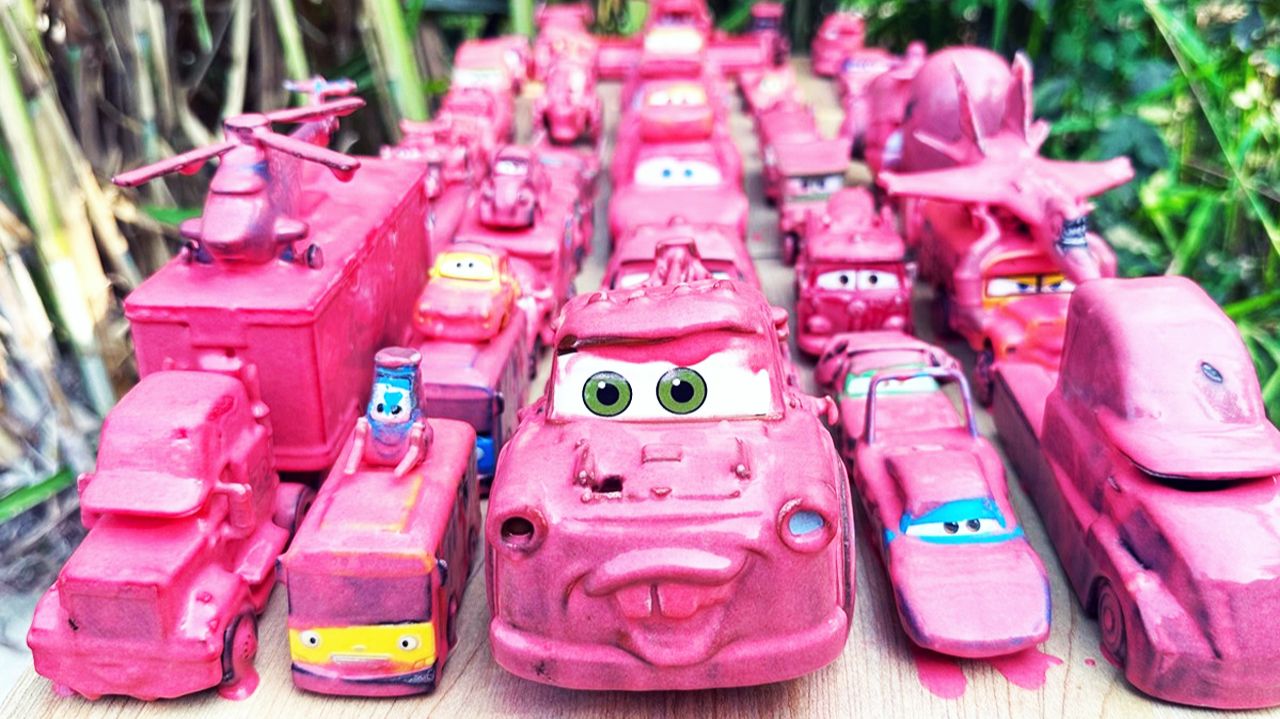 Мультики про машинки 🚗 Друзья Маквина на мойке, моются от розовой грязи под мультики Тачки. Малышам