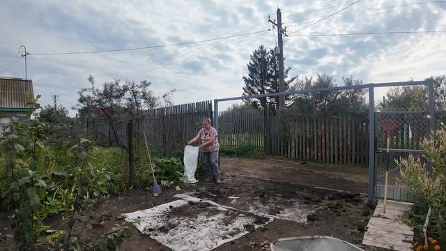 Все дружно работаем на даче / Установили грядку / Привезли землю