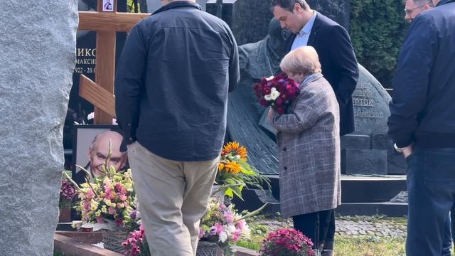 ОПУСТЕЛА БЕЗ ТЕБЯ ЗЕМЛЯ : АЛЕКСАНДРА ПАХМУТОВА РАСПЛАКАЛАСЬ НА МОГИЛЕ МУЖА | НОВОДЕВИЧЬЕ КЛАДБИЩЕ