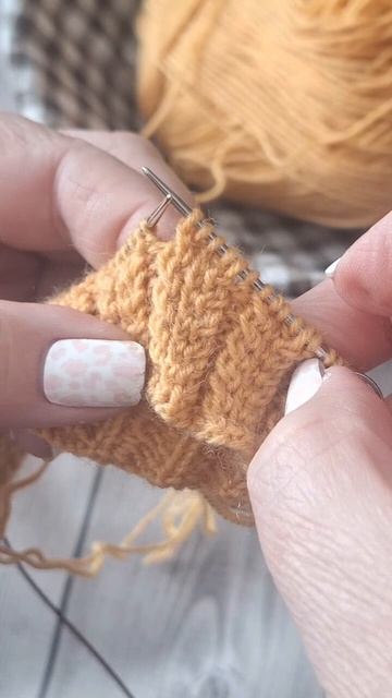 🧶Пятничные полезности 🧶
✅️ Эффектная резинка спицами для любых изделий👌