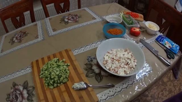 Салат с копчёной курицей, огурцами и морковью по-корейски