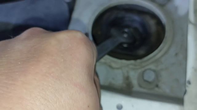 Nissan Leaf: Откручиваются гайки штоков амортизаторов