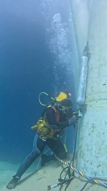 электросварщик варит под водой
