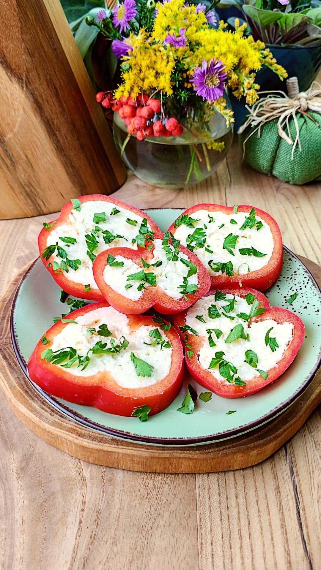 Перец, фаршированный сыром, маслом и чесноком
