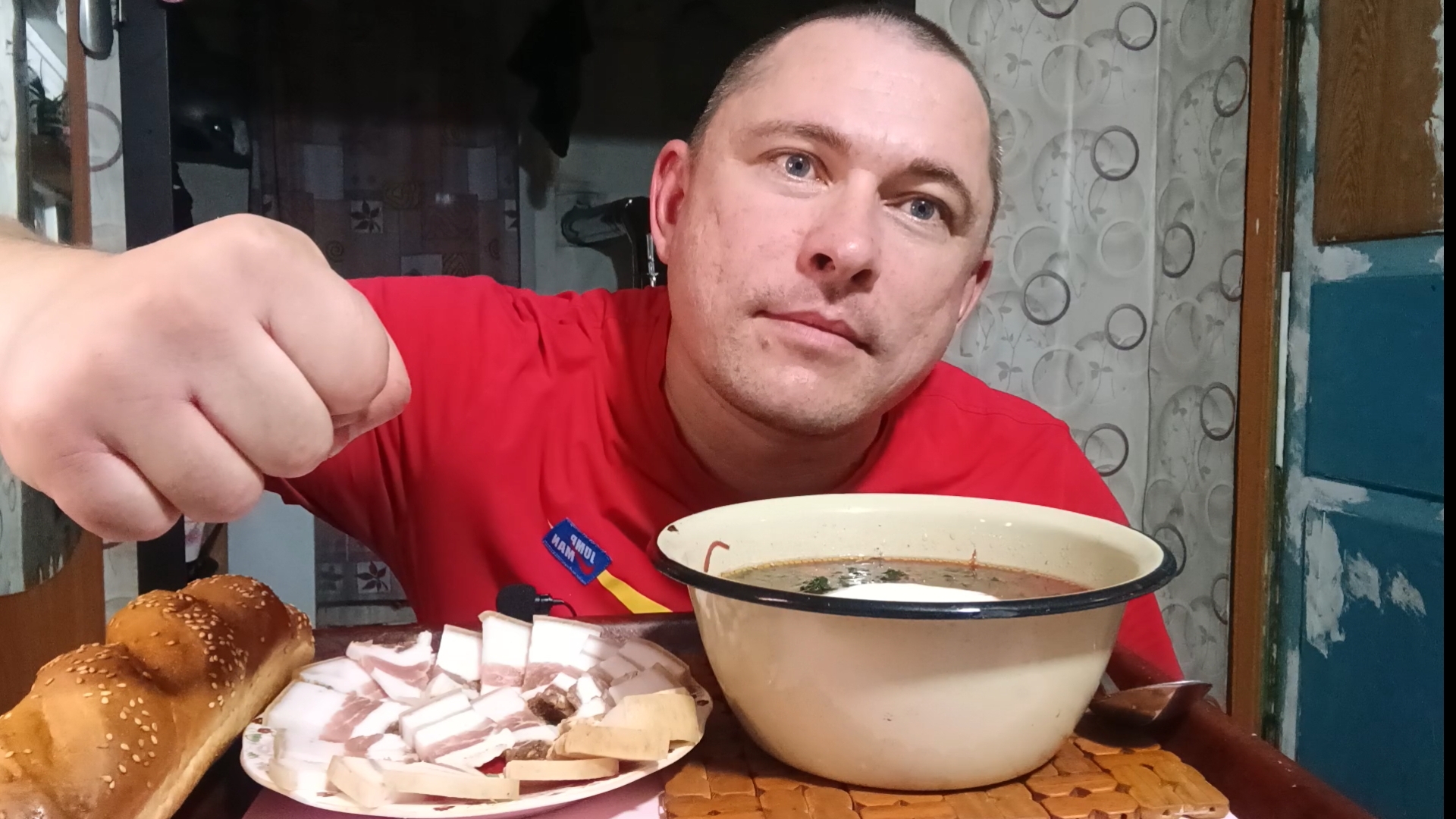 мукбанг/обжорыч/Свекольный Суп и запечённый багет/