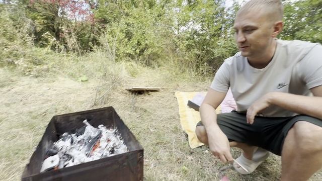 Нашли крутое место озеро в лесу. Жарим сосиски на костре .Лучший пикник на природе