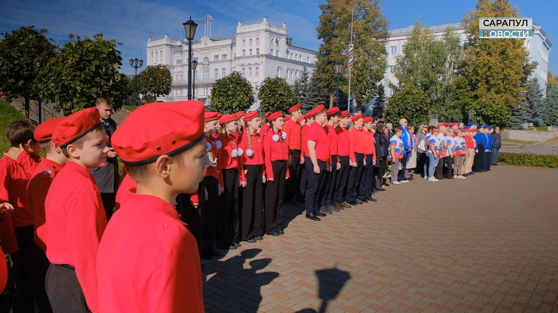 В ЦЕНТРАЛЬНОМ СКВЕРЕ ПОЯВИЛАСЬ ВЫСТАВКА ПАМЯТИ ЗЕМЛЯКОВ-ГЕРОЕВ