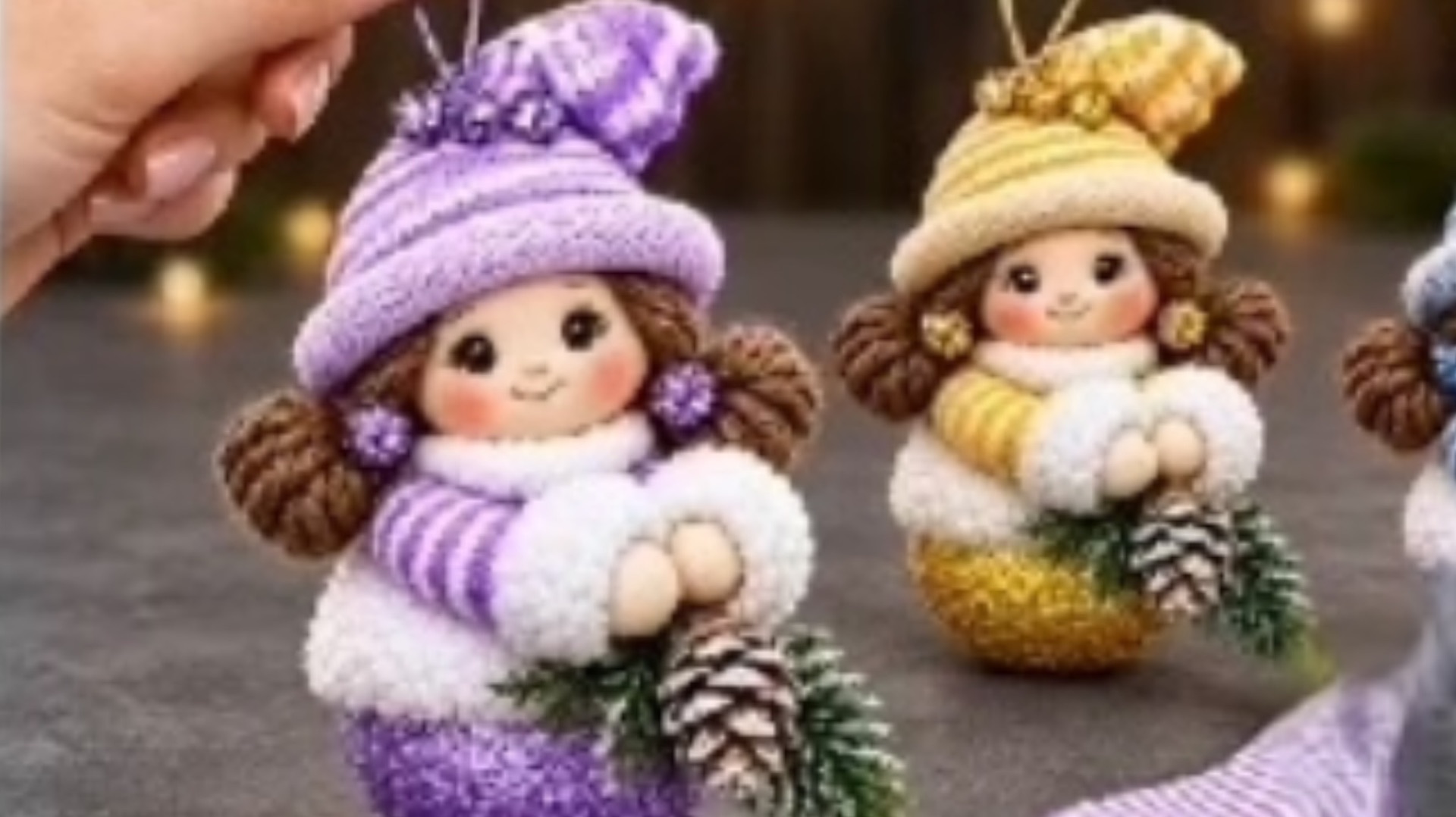 Не выбрасывайте старые ёлочные шары! Простая кукла из носка своими руками.