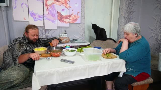 Я кушаю Мама готовит начинку для пирожков ПОДВАЛ ИЛЬИЧА Один день из жизни