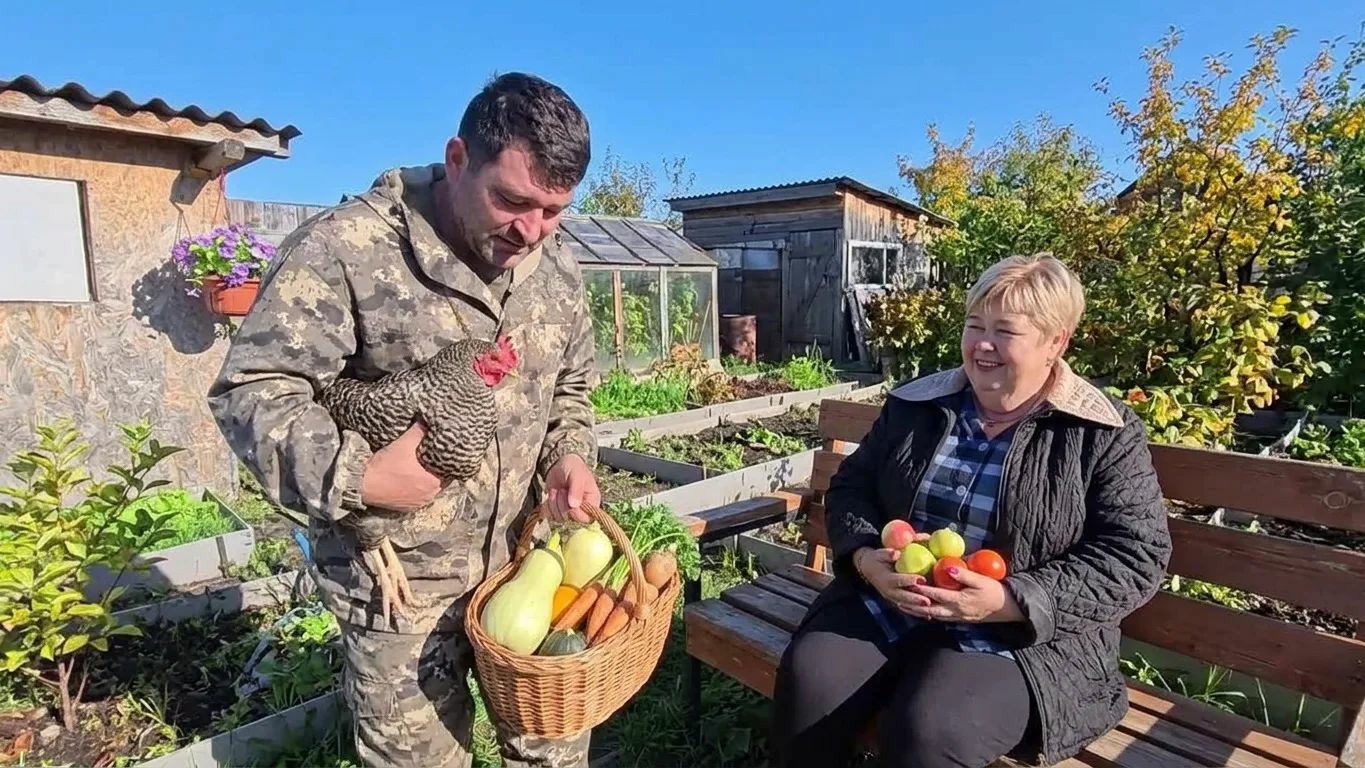 ⁣Дачные хлопоты: купили опил и корм для кур. Наводим порядок и собираем урожай.