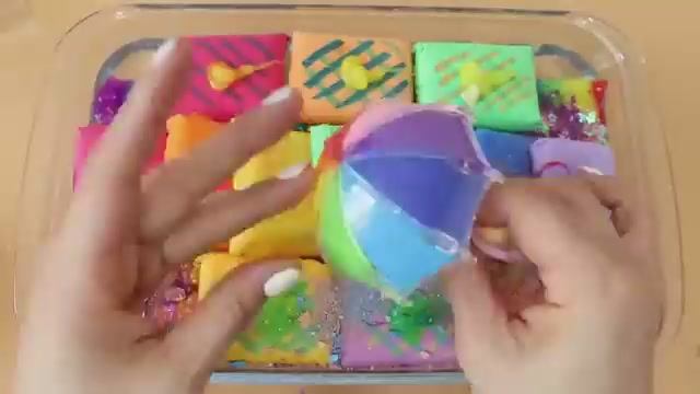 ОЧумелые Ручки! Смешиваем радужные тени для век, частички макияжа и блёстки со слаймом.