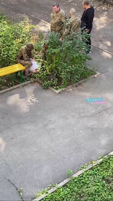 Попытка мобилизации рядом с лавочкой.
