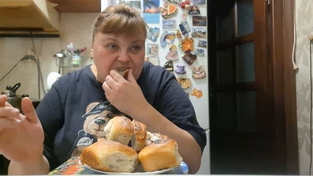 девочки. пойдёмте покушаем. ем салат. крабовый. пью кофе. с вкусняшечкой.