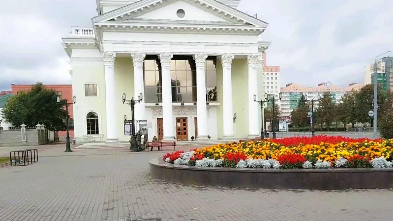 Что посмотреть у Органного зала? Клумбы и серебряные верблюды Челябинск
