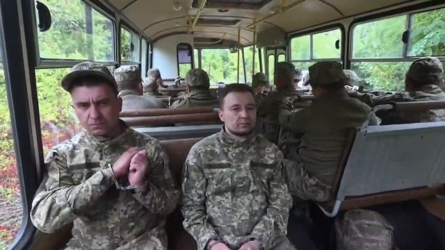 Украинцев в наручниках везут на войну