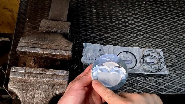 Как правильно ставить поршневые кольца.