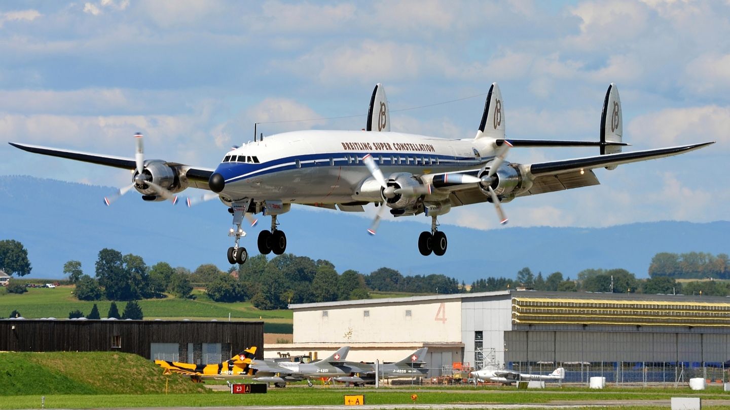 Самолет с 3-мя хвостами Breitling Super Constellation