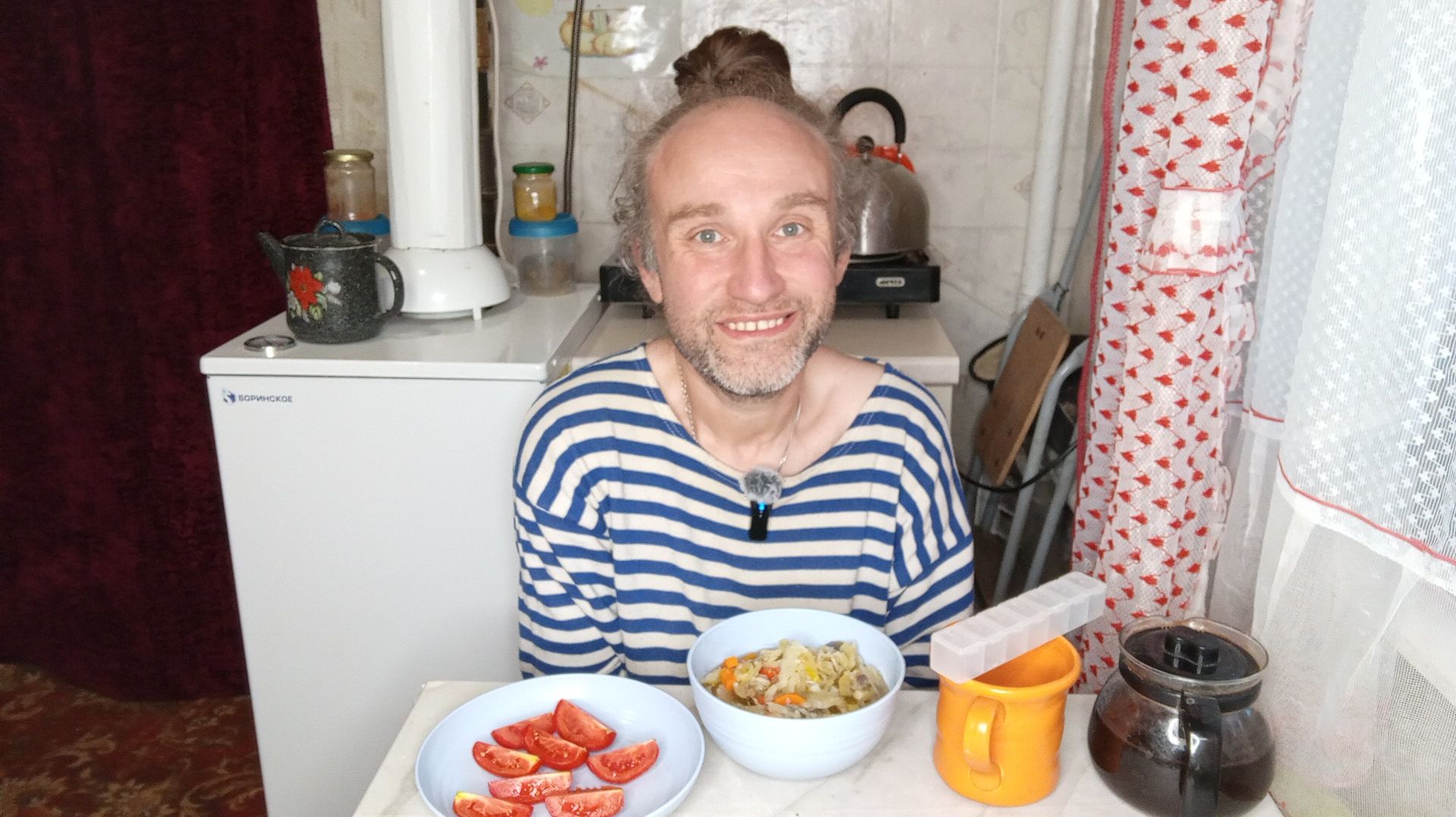 Обед с котями. Чуть не забыл яйцо. Спешите в храм. Мукбанг. Обжор. Еда на камеру. Диета. Шизофрения.
